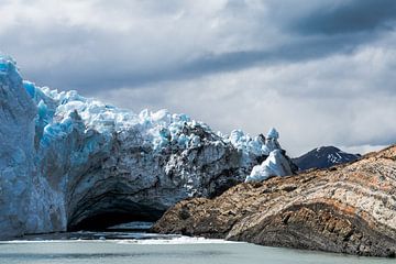 Gletscher trifft auf Landfläche von Shanti Hesse
