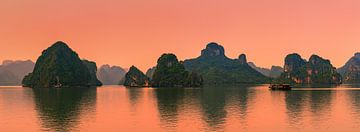 Panorama Zonsopkomst  Ha Longbaai, Vietnam van Henk Meijer Photography