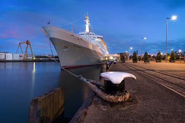 SS Rotterdam in the blue hour by Prachtig Rotterdam