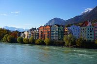Kleurige huizen aan de Inn in Innsbruck, Tirol (Oostenrijk)