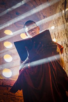 Jeune moine dans les temples de Bagan sur Roland Brack