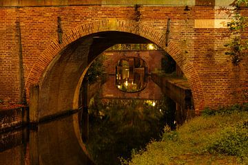 Doorkijkje onder Paulusbrug over Nieuwegracht in Utrecht van Donker Utrecht