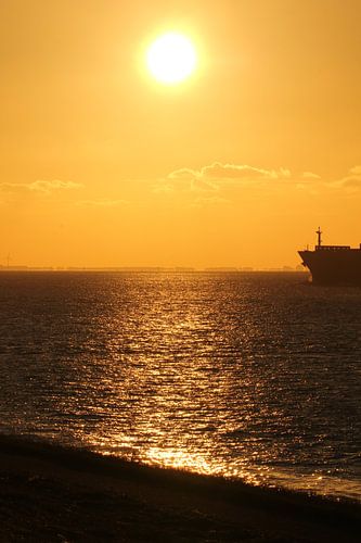 zonsondergang aan zee in de zomer met een schip