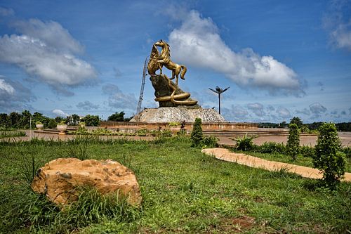 Het gouden paard tegenover de heilige slang