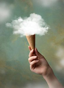 Süße Wolke aus Eiscreme - Hand mit Eistüte mit Wolke von Misty Melodies