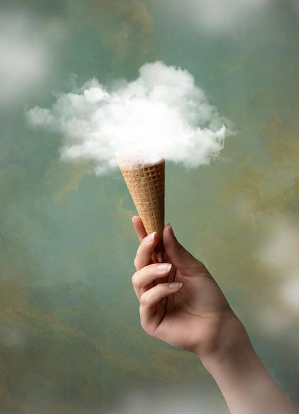 Zoet wolkje ijs - Hand met IJshoorntje met een wolkje van Misty Melodies