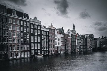 Traditionele huizen en bruggen in Amsterdam