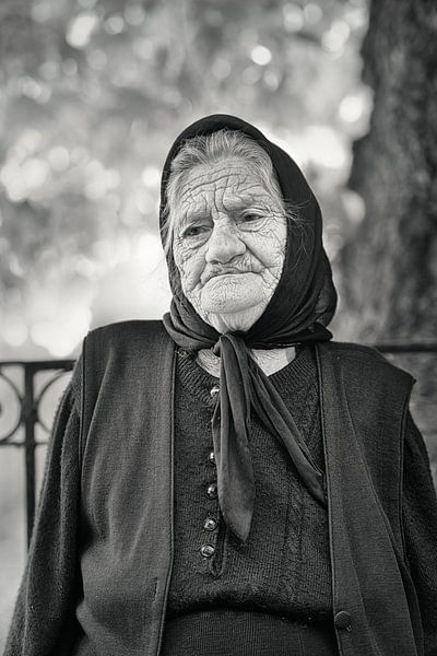 portrait en noir et blanc d'une vieille femme par gj heinhuis