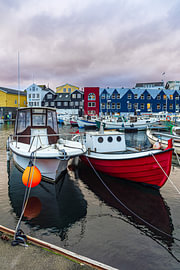 Boote im Hafen der Stadt Tórshavn auf den Färöer Inseln von Rico Ködder