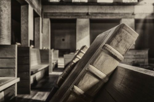 Zwart wit opname van koorboeken in Klooster Mamelis