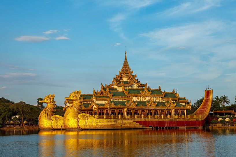 Die königliche Barke in Yangon von Roland Brack