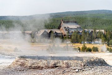 Old Faithful Inn, Yellowstone National Park, USA van Jeroen van Deel