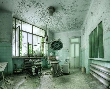 De operatie kamer van een verlaten ziekenhuis van Alexander Bentlage