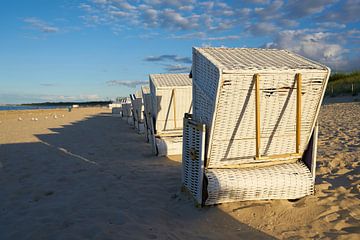 Strandstoelen op het strand van de Oostzee