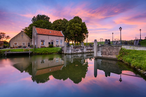 Dirksland Sas - Huis aan de sluis tijdens zonsondergang