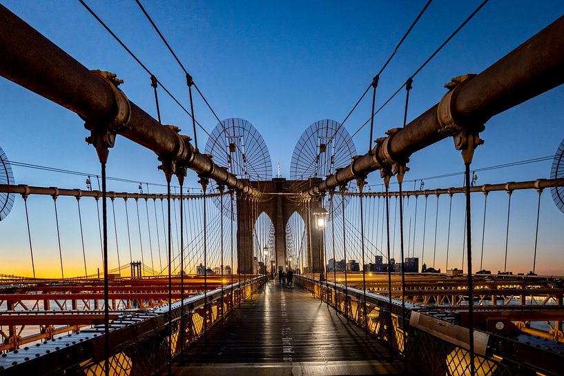 Brooklyn bridge during sunrise by Arjen Schippers
