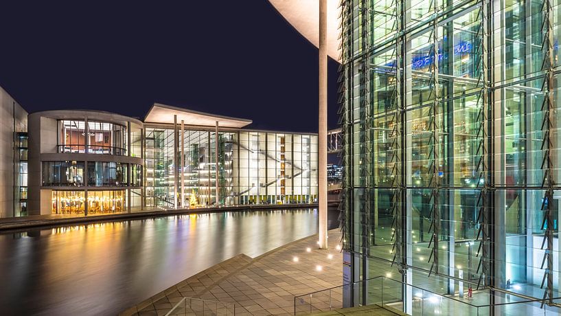Beleuchtete Moderne im Berliner Regierungsviertel an der Spree - Panorama von Melanie Viola