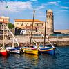 Église et port avec des voiliers à Collioure sur la Côte Vermeille i sur Dieter Walther