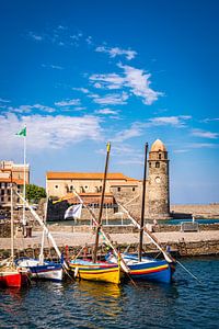 Kirche und Hafen mit Segelbooten in Collioure an der Cote Vermeille i