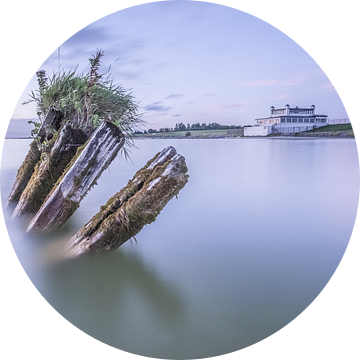 Oude golfbreker bij de Friese stad Hindeloopen