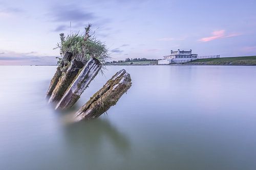 Oude golfbreker bij de Friese stad Hindeloopen