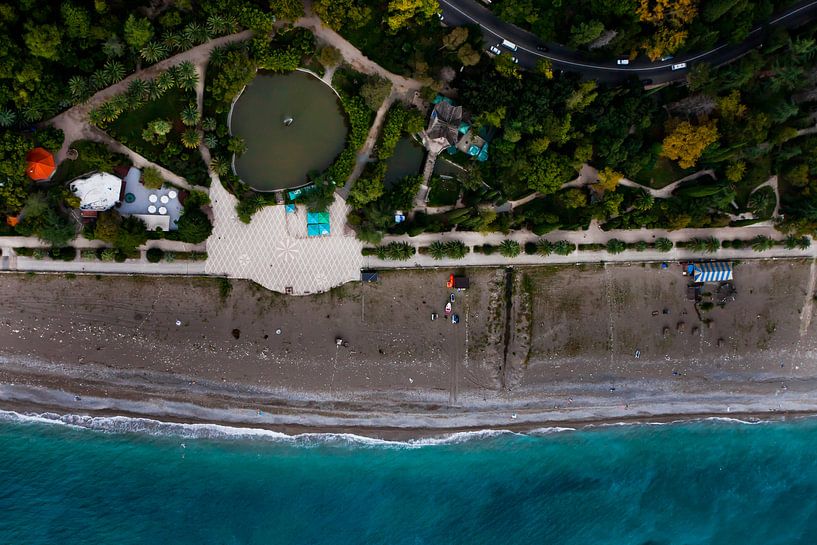 Teich, Straße und Meer. grüner Park an der Strandpromenade mit türkisfarbenem Wasser und dem Strand. von Michael Semenov