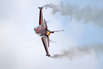 F-16 Fighting Falcon van de Koninklijke Luchtmacht stijgt op met naverbrander van Ramon Berk