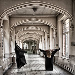Girls (Ladies in monastery belgium) von Sense Photography