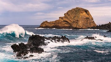 Wilde Atlantische Oceaan aan de kust van Madeira