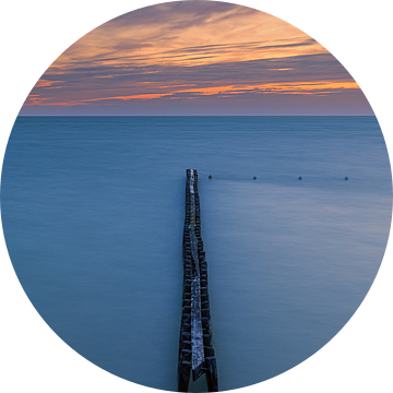 Zonsondergang bij een golfbreker bij Hindeloopen