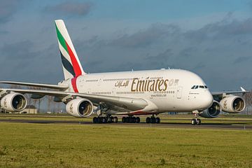 Emirates Airbus A380 is aangekomen op Schiphol. van Jaap van den Berg