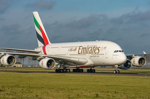 Emirates Airbus A380 is aangekomen op Schiphol.