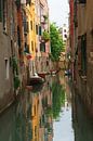 Steeg met gracht in Venetië, Italië van Michel van Kooten thumbnail