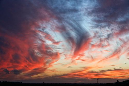 Bijzondere lucht met dreigende wolken na zonsondergang