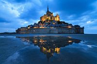 Mont Saint-Michel in der blauen Stunde mit Spiegelung