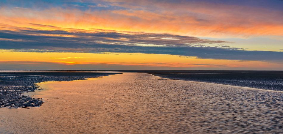 Zonsondergang op het strand van Schiermonnikoog aan het eind van de dag