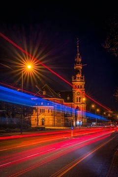 De grote kerk in Apeldoorn met verkeer in de avond