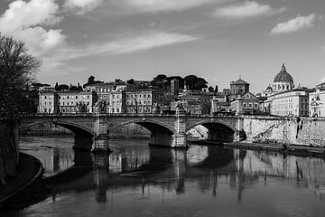 Kunst Architectuur Uitzicht vanaf Ponte Sant_Angelo Zwart-wit Rome Italië van Martijn Jebbink Fotografie