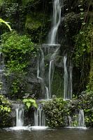 wo Wasser aus einem Wasserfall fließt