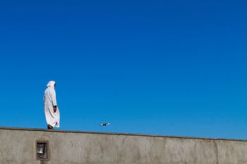 Homme marchant sur le mur d'un quai