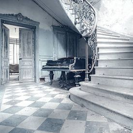 Klavier in einem schönen, baufälligen französischen Saal von Chantal Golsteijn