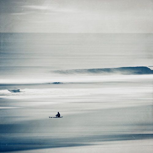 Einsamer Surfer an ruhigem Strand von Dirk Wüstenhagen
