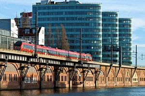 Roter S-Bahn-Zug an der Jannowitz-Brücke in Berlin