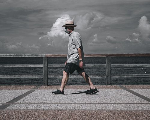 L'homme qui marche sur le boulevard