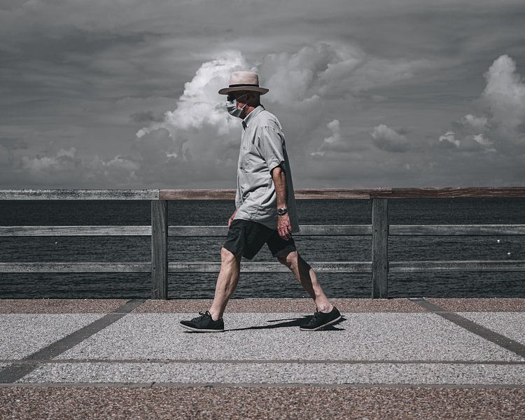 Gehender Mann auf dem Boulevard von Jan Hermsen