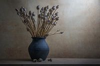 Stilleven met gedroogde papaver in een aardenvaas