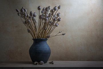 Stilleben mit getrocknetem Mohn in einer irdenen Vase