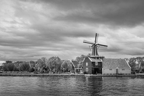Authentiek Holland – windmolen en water in zwart-wit