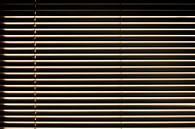 Abstracte horizontale samenstelling - latjes van een jaloezie in het zonlicht van Michael Moser thumbnail