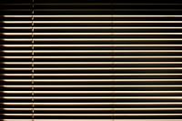 Composition horizontale abstraite - lattes d'un store vénitien au soleil